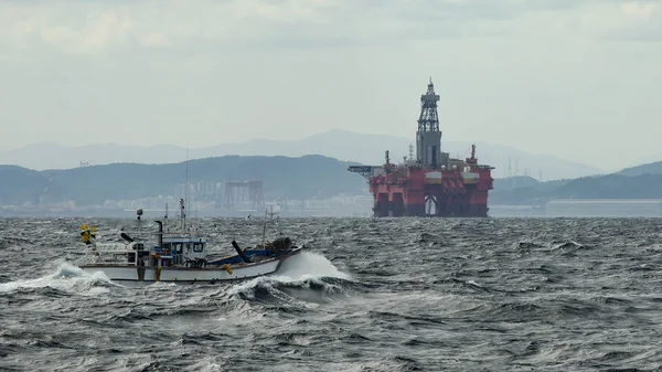 Planda Bir Küçük Balıkçı Teknesi Ile Offshore Petrol Sondaj Platformu — Stok fotoğraf