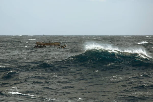 Sturm Überflutet Kleinen Fischerschoner Der Nordkoreaner — Stockfoto