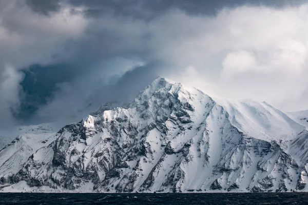Βράχια Στα Βουνά Ενός Από Νησιά Kuril Χειμώνα Κατά Διάρκεια — Φωτογραφία Αρχείου