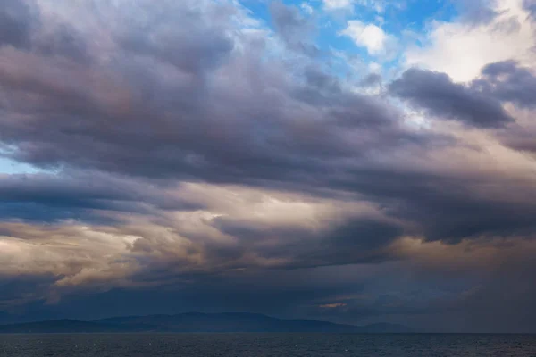 Burza Chmur Nad Morzem Podczas Zachodu Słońca — Zdjęcie stockowe