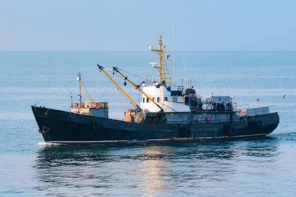 Fishing Trawler Returns Port Calm — Stock Photo, Image