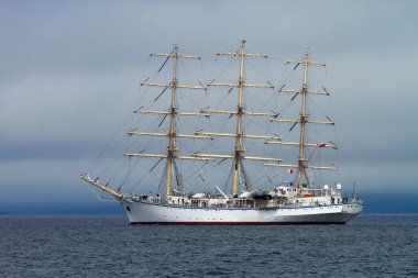 Vladivostok, Primorsky Krai, Rusya 07 / 04 / 2020. Amur Körfezi 'nde sisli zeminde Nadezhda eğitim teknesi
