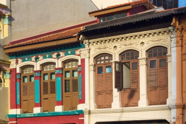 Singapur 'daki tarihi küçük Hindistan mahallesinde renkli pencereli ve panjurlu evler.