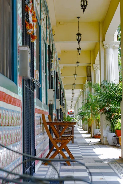 Singapur 'un tarihi çeyreğinde küçük Hindistan' da bir yerleşim yeri boyunca teras.