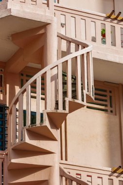 Singapur 'daki küçük Hindistan mahallesindeki sarmal merdivenler.