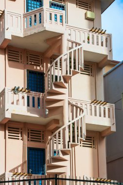 Singapur 'daki küçük Hindistan mahallesindeki sarmal merdivenler.