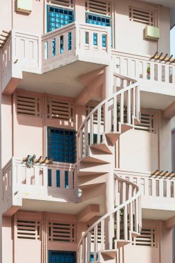 Singapur 'daki küçük Hindistan mahallesindeki sarmal merdivenler.