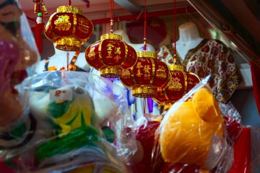 Singapur 'daki Çin Çarşısı' nın raflarında yeni yılın arifesinde çok renkli süsler var.