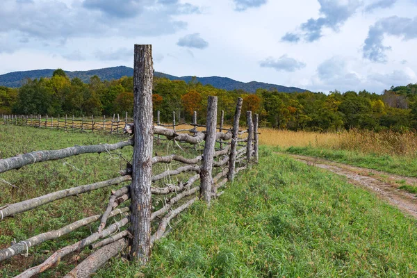 Köydeki bir çiftlikte ahşap çitler.