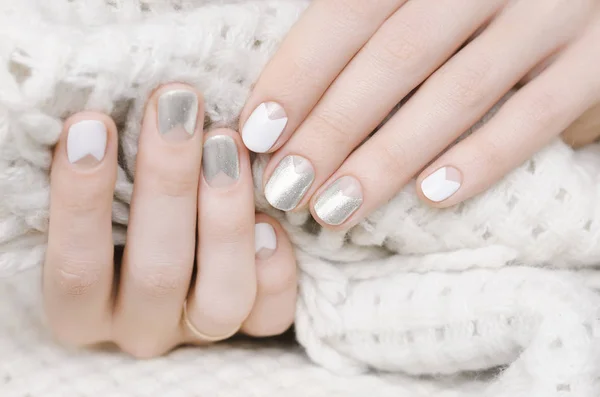 Kvinnliga Händer Med Vitt Och Silver Nail Design — Stockfoto