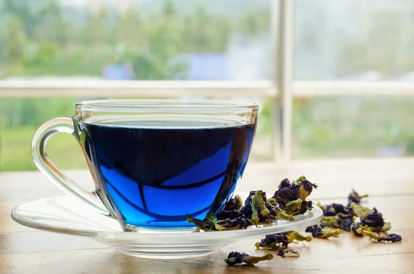 Taza Azul Para Beber Sano Desintoxicación Beber Mesa Madera Flores — Foto de Stock