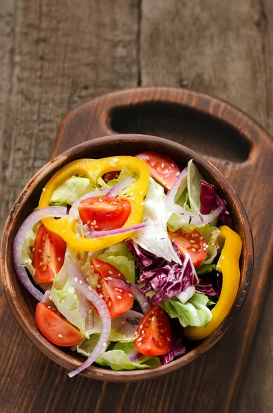 Ensalada Fresca Con Pimiento Dulce Tomates Cebolla Sobre Fondo Madera — Foto de Stock