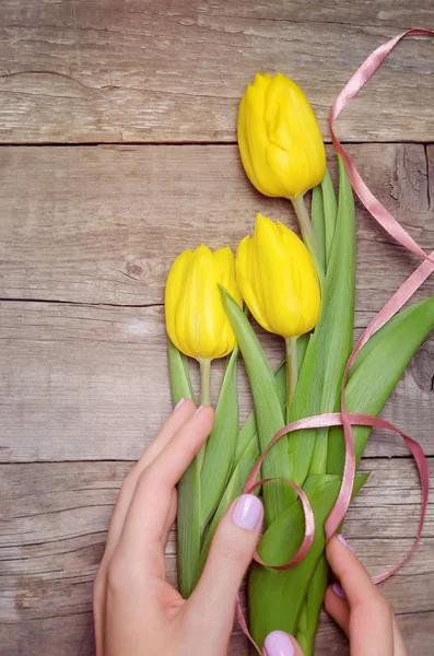 Kobiecych Rąk Różowym Paznokcie Gospodarstwa Żółte Tulipany — Zdjęcie stockowe