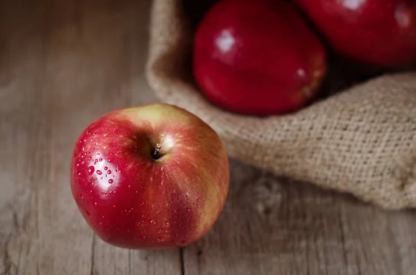 Reife Rote Äpfel Auf Holzgrund Rustikaler Stil — Stockfoto