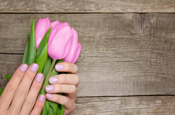 Kobiecych Rąk Różowego Paznokcie Przytrzymanie Różowy Tulipany — Zdjęcie stockowe