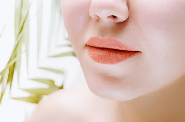 Orange Lippen Weibliches Gesicht Nahaufnahme Auf Weißem Hintergrund — Stockfoto