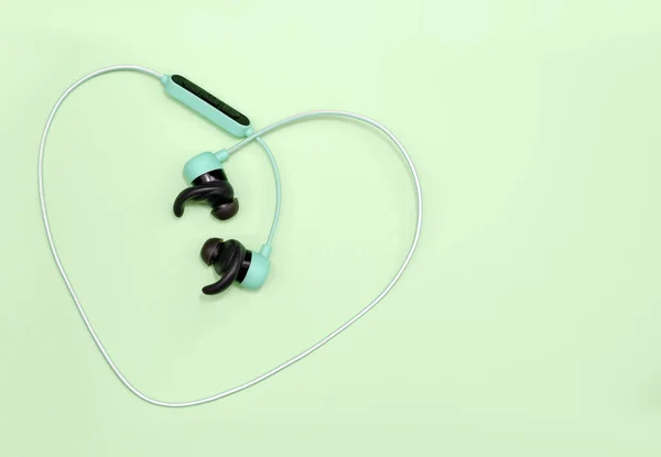 Green Wireless Headphones Light Green Background — Stock Photo, Image