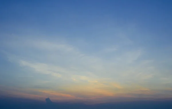 Günbatımı Gökyüzü Arka Plan Farklı Turuncu Bulutlar Ile — Stok fotoğraf