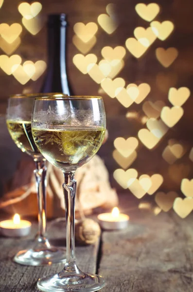 Copa Con Vino Blanco Sobre Fondo Romántico San Valentín —  Fotos de Stock