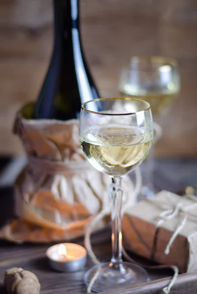 Copa Con Vino Blanco Sobre Fondo Romántico San Valentín —  Fotos de Stock