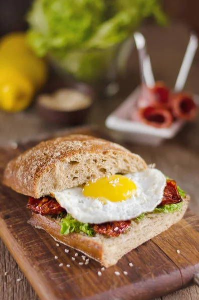 Sandwich Con Pan Negro Tomates Secos Huevo Para Breackfast — Foto de Stock