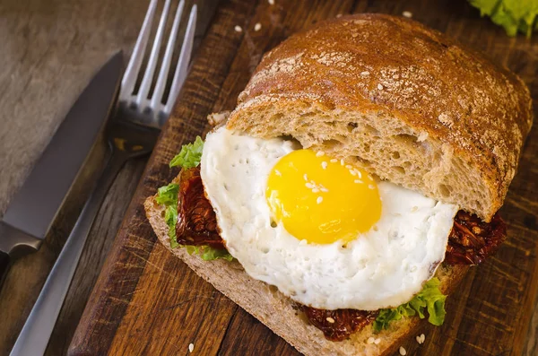 Sandwich Con Pan Negro Tomates Secos Huevo Para Breackfast — Foto de Stock