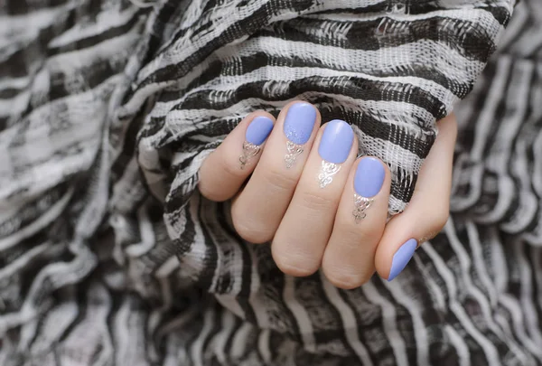 Vrouwelijke Handen Met Mooie Licht Paars Nagel Ontwerp — Stockfoto