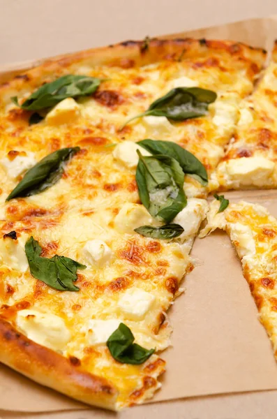 Pozostawia Gorąca Pizza Serem Bazylią Bliska — Zdjęcie stockowe