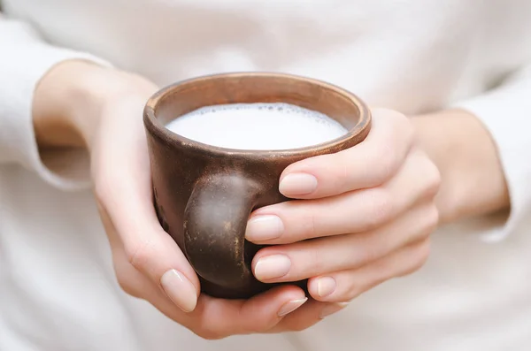 Latte Fresco Una Tazza Argilla Mani Femminili — Foto Stock