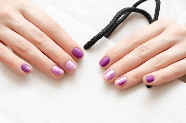 Красивая Женская Рука Фиолетовым Ногтем Белой Сумкой — стоковое фото