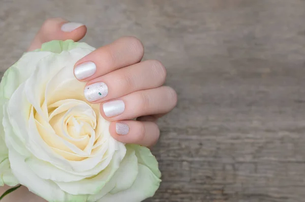 Mãos Femininas Com Design Unhas Brancas Segurando Rosa Branca — Fotografia de Stock