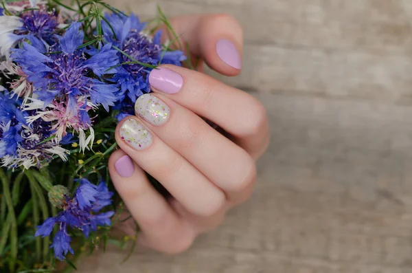 Vrouwelijke Handen Met Roze Nagel Ontwerp Bedrijf Blauwe Bloemen — Stockfoto