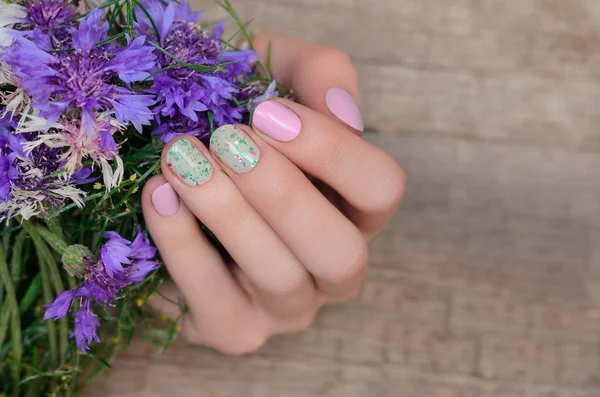Mãos Femininas Com Design Unhas Rosa Segurando Flores Azuis — Fotografia de Stock