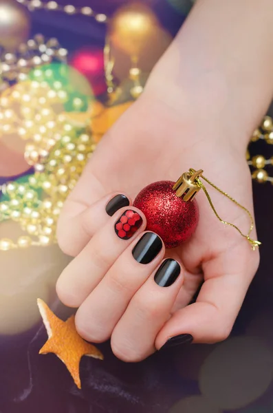 Красивая Женская Рука Рождественским Дизайном Ногтей — стоковое фото