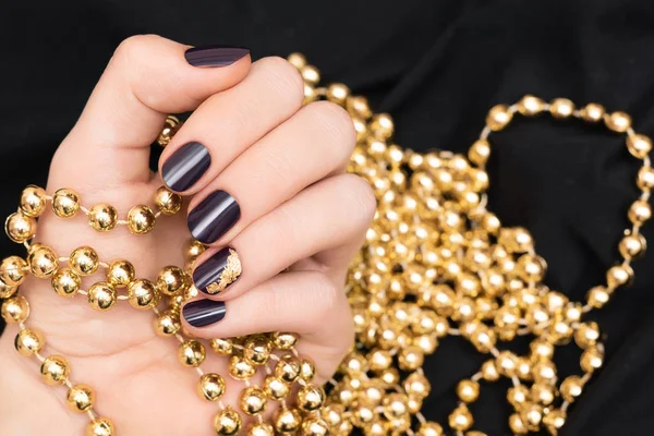 Vacker Kvinnlig Hand Med Lila Nail Design — Stockfoto