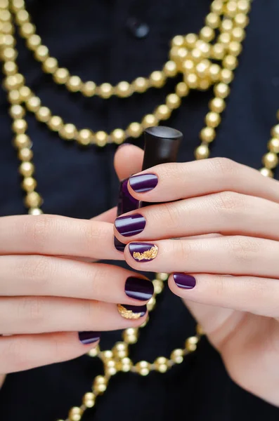 Красивая Женская Рука Фиолетовым Дизайн Ногтей — стоковое фото