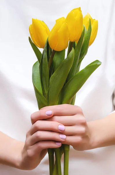 Żółte Tulipany Ręka Różowego Paznokcie — Zdjęcie stockowe