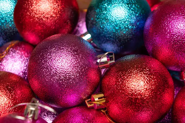 Decoração Natal Perto Bolas Natal Vermelho Rosa Azul — Fotografia de Stock