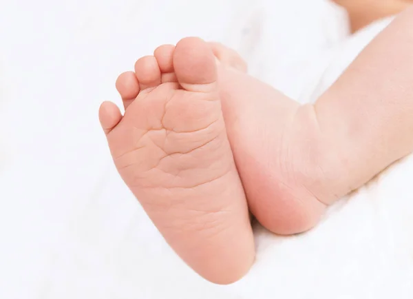 Милые Маленькие Детские Ножки Концептуальный Образ Материнства — стоковое фото