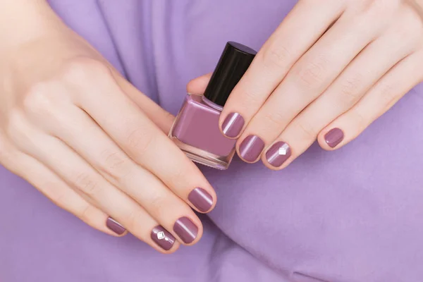 Piękne kobiece ręce fioletowy paznokci — Zdjęcie stockowe