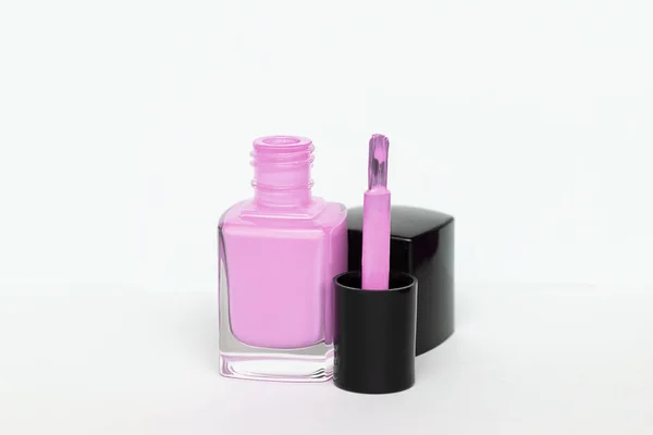 Bouteille de vernis à ongles violet sur fond clair — Photo