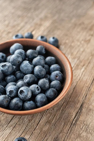 Ahşap arka planda taze Blueberry, yakın yukarı — Stok fotoğraf