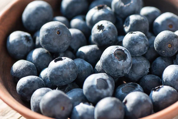 Ahşap arka planda taze Blueberry, yakın yukarı. — Stok fotoğraf