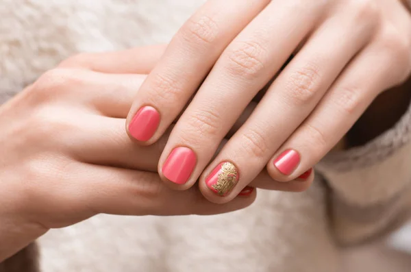 Mão feminina com design de unhas rosa com folha de ouro . — Fotografia de Stock