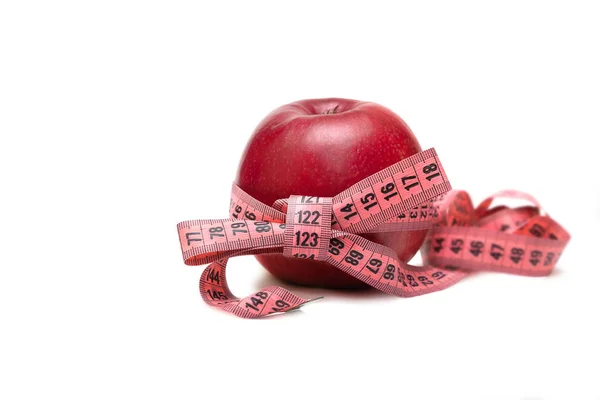 Äpfel mit Maßband auf weißem Hintergrund, gesunder Lebensstil — Stockfoto