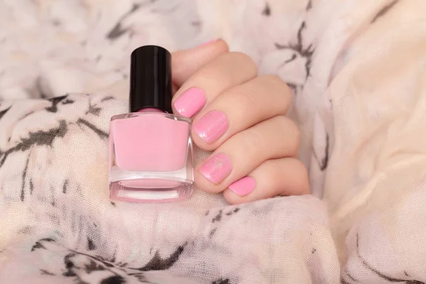 Main féminine avec motif ongles rose et paillettes — Photo