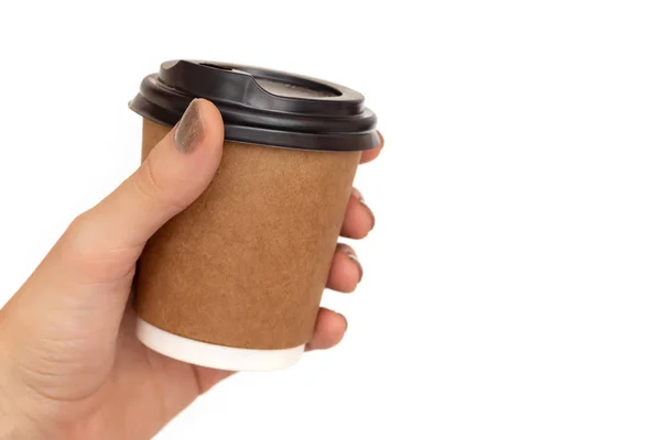 Papieren beker met koffie in vrouwelijke hand op witte achtergrond. — Stockfoto