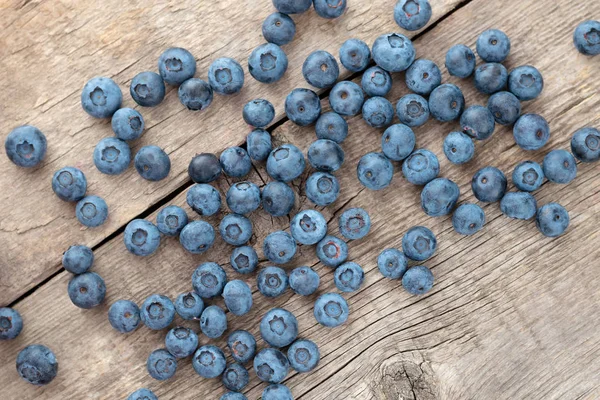 Świeże Blueberry na drewnianym tle, zbliżenie — Zdjęcie stockowe