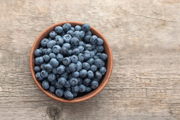 Ahşap arka planda taze Blueberry, yakın yukarı — Stok fotoğraf