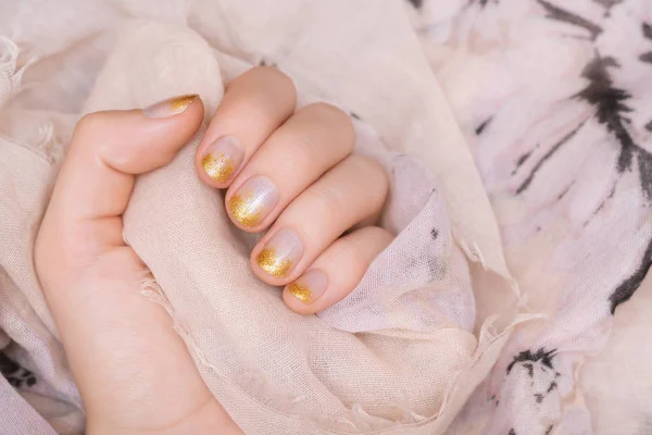 Kobieca ręka ze złotą brokatem Nail Design. — Zdjęcie stockowe